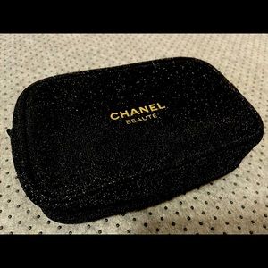 💃🏻Chanel makeup pouch 💯authentic 💯 new black with gold accents luxury